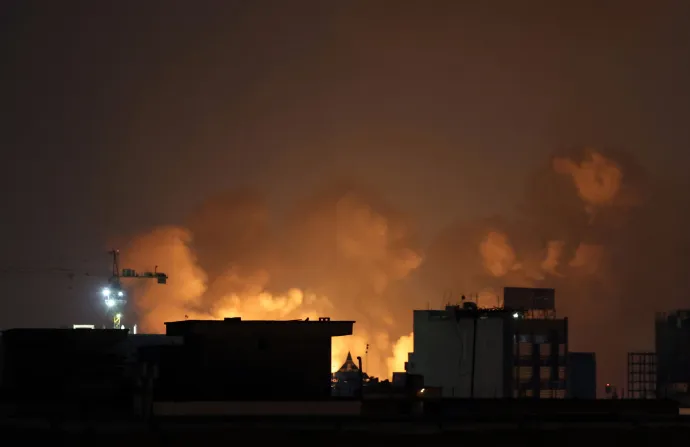 Lángok csapnak fel, és füst száll a légicsapásokat követően Teheránban 2026. március 6-án – Fotó: Abedin Taherkenareh / EPA / MTI