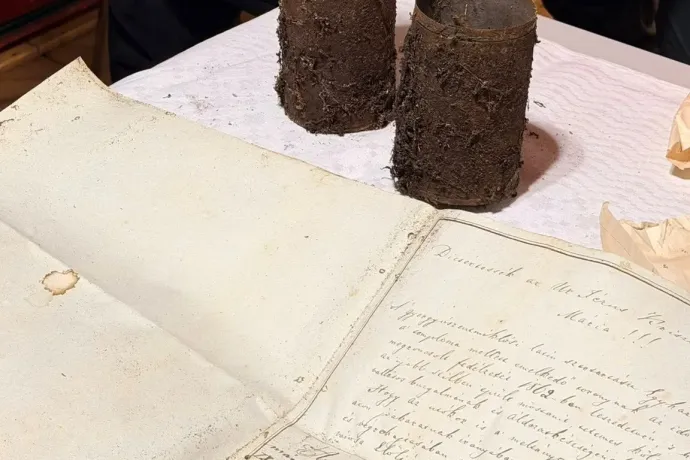 Levelet, érméket és három szál szivart is találtak egy időkapszulában Gyergyószentmiklóson