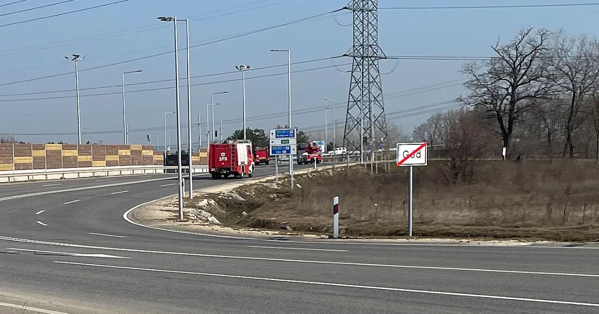 Nagy erőkkel vonult ki a tűzoltóság a Samsung gödi gyárához, de nem árulják el, miért