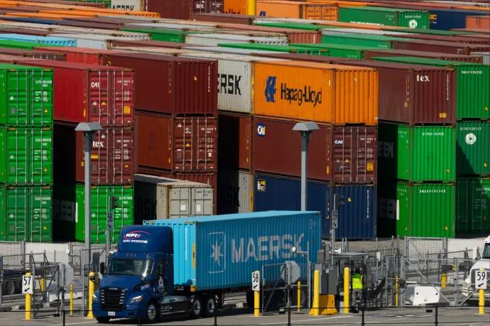 A Maersk felfüggesztette két kulcsfontosságú tengeri járatát