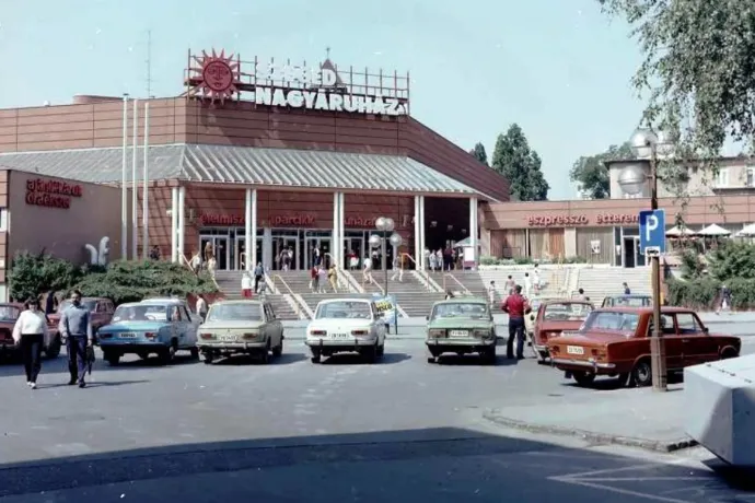 Elhozta a nagyvárosi életérzést Szegedre, érdemes lett volna megmenteni a város első mozgólépcsőjét?