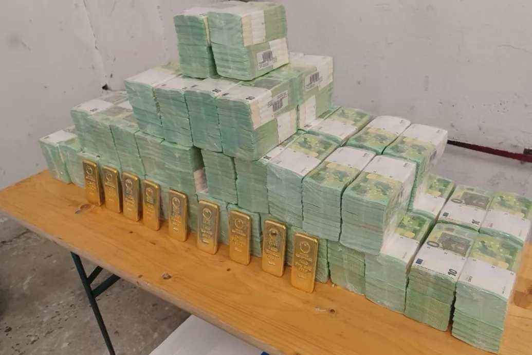 Fotókon tette közszemlére a kormány az ukránoktól lefoglalt aranyrudakat és eurókötegeket