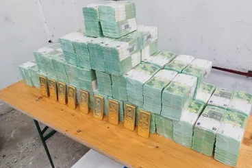 Fotókon tette közszemlére a kormány az ukránoktól lefoglalt aranyrudakat és pénzkötegeket