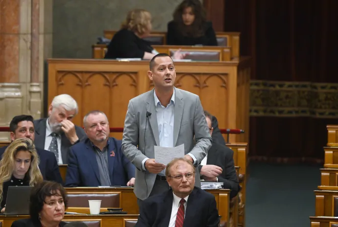 Molnár Zsolt felszólal az Országgyűlés őszi ülésszakának nyitónapján, 2022. szeptember 26-án. Molnár mögött Mellár Tamás, Komjáthi Imre, mellette Szabó Rebeka, előtte Hiller István és Gurmai Zita – Fotó: Bruzák Noémi / MTI