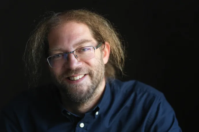 Varró Dániel versíró játékánál nincs jobb dolog most a Facebookon