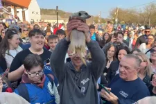 Magyar Péter felemelt egy csóri szurikátát