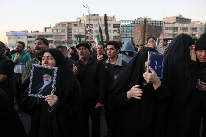 Hameneit gyászolók Teheránban 2026. március 1-jén – Fotó: Majid Asgaripour / West Asia News Agency / Reuters