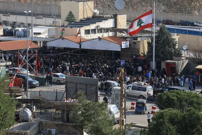 Ezrek érkeztek az Al-Masnaa határátkelőhöz március 2-án, miután izraeli légicsapások kezdődtek Libanon ellen – Fotó: Ramiz Dallah / AFP