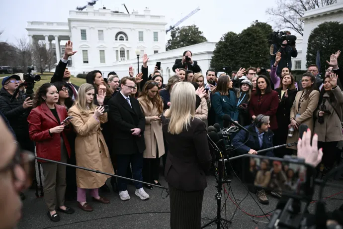 Karoline Leavitte, a Fehér Ház szóvivője sajtótájékoztatót tart március 6-án – fotó: Brendan Smialowski / AFP