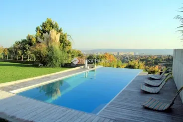 Privát spa a hegyoldalban – Farkasrét egyik legkülönlegesebb villája