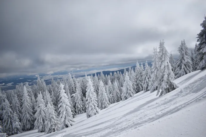 Közel kétméteres a hó: jelentős a lavinaveszély a Déli-Kárpátokban és a Radnai-havasokban, 1800 méter fölötti magasságban