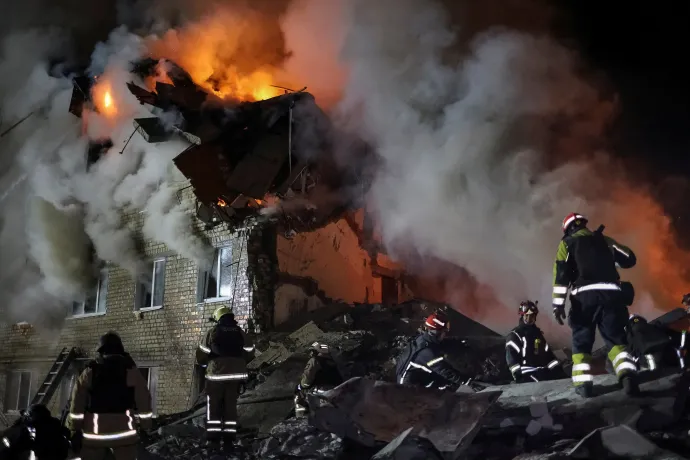 Mentőalakulatok dolgoznak a Harkiv városában lerombolt lakóháznál, 2026. március 7-én. Fotó: Vyacheslav Madiyevskyy – Reuters