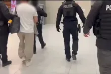 A repülőtéren fogták el a román TikTok-sztárt, aki a gyanú szerint havi 5 ezer eurót zsarolt ki egy vállalkozótól