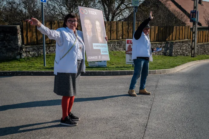 A Tisza önkéntesei táblával és szórólappal Forsthoffer Ágnes kitelepülésén Tagyon településen – Fotó: Alföldi Dániel István / Telex