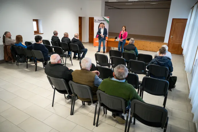 Sipos Ferenc polgármester és Hegedűs Barbara a tótvázsonyi fórumon – Fotó: Alföldi Dániel István / Telex