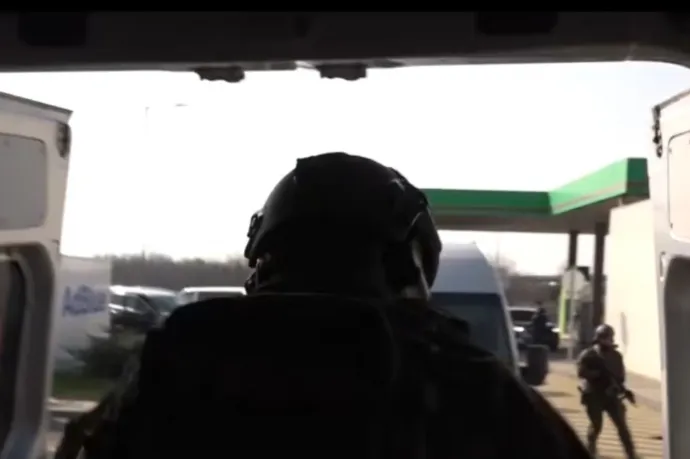 Nem az M5-ösön, hanem az M0-s körgyűrű egyik pihenőhelyén kapcsolták le az ukrán pénzszállítókat