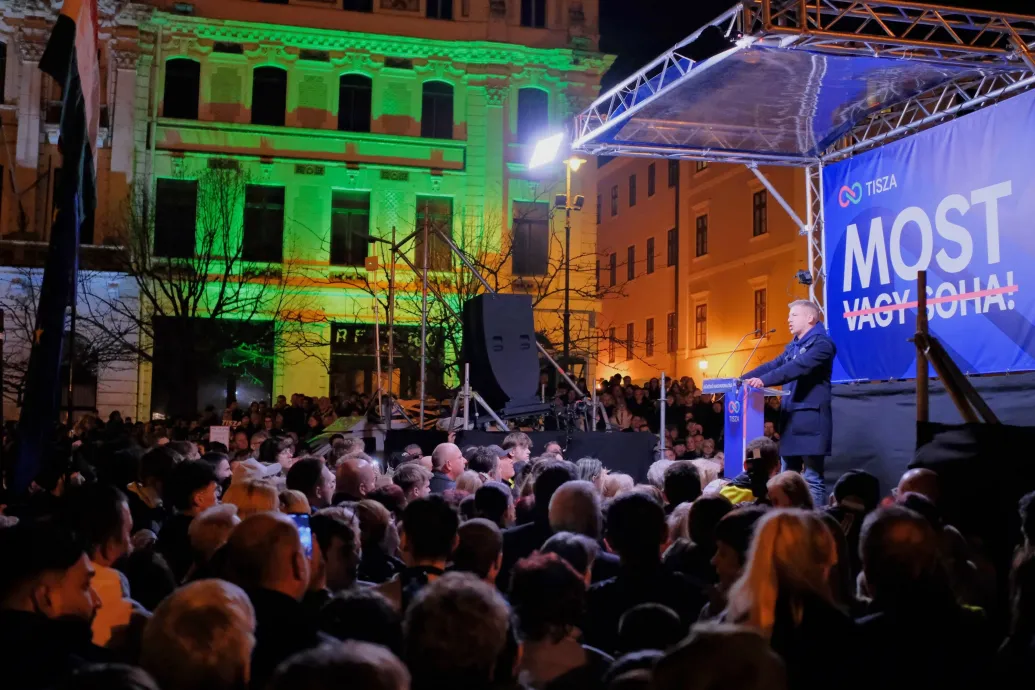 Magyar Péter hatalmas tömeg előtt hívta hajrába a szimpatizánsokat Pécsen