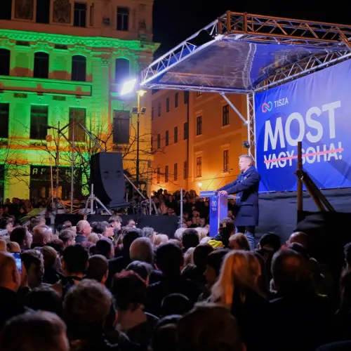 Magyar Péter hatalmas tömeg előtt hívta hajrába a szimpatizánsokat Pécsen Kép