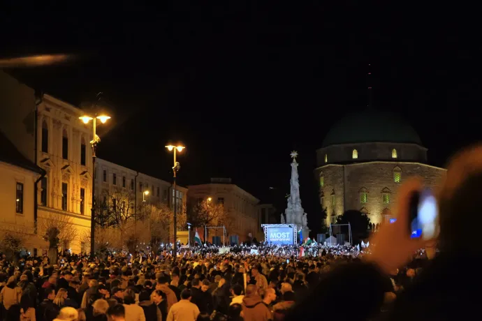 Magyar Péter hatalmas tömeg előtt hívta hajrába a szimpatizánsokat Pécsen