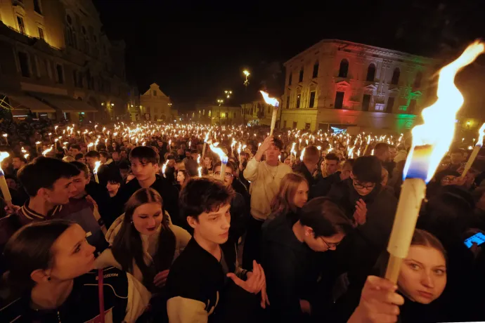 A tömegben rengeteg fiatal volt – Fotó: Gűth Ervin / Telex