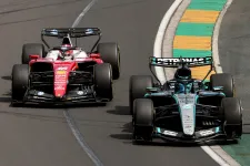 Nincs válasz a Mercedesre, Russell sima győzelemmel kezdte az F1 új korszakát