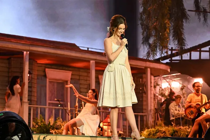 Lana Del Rey fellépése egy liverpooli koncerten 2025 júniusában – Fotó: Nicky J Sims / Getty Images
