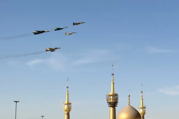 Az iráni légierő amerikai és orosz vadászgépei, balról jobbra egy F-14 Tomcat, egy F-4 Phantom, egy MiG-29 és két F-5 egy teheráni légiparádén 2022 áprilisában. Fotó: Iranian Army Office / AFP