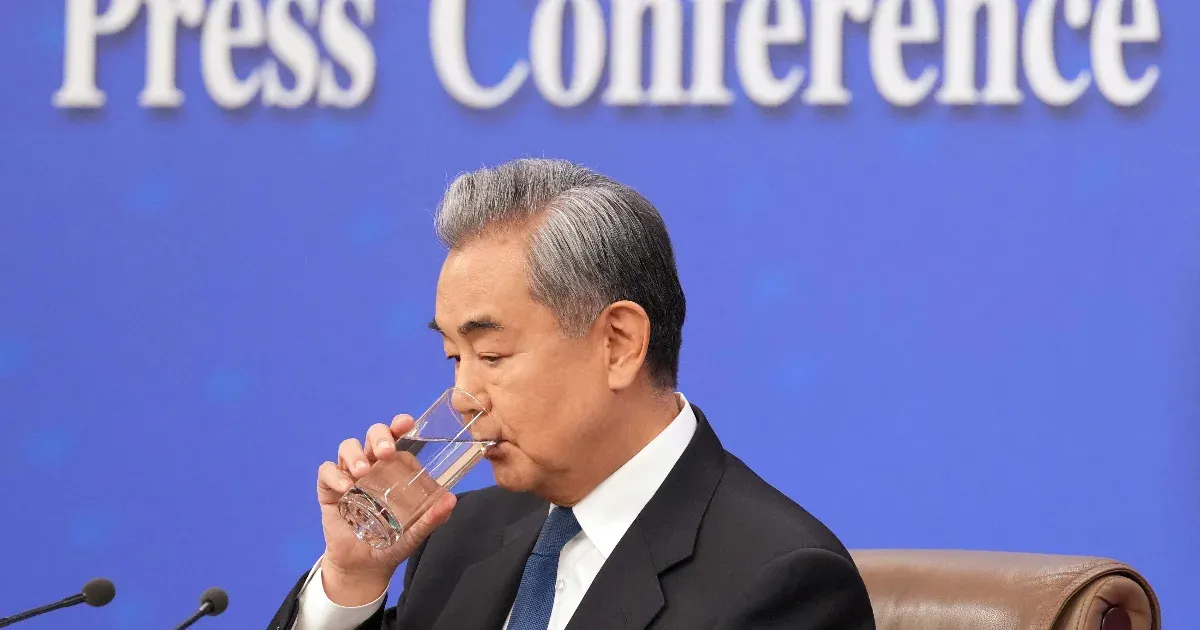 Nem kellett volna megtörténnie, mondta az Irán elleni támadásról a kínai külügyminiszter