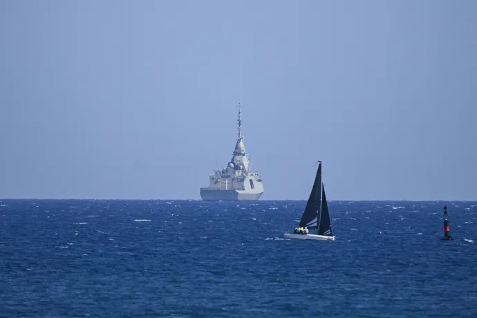 A görög haditengerészet Kímón fregattja Limaszol partjainál. A ciprusi brit katonai támaszpontot ért dróntámadás után több európai ország is légvédelmi egységeket küldött Ciprusra. Fotó: Jewel Samad / AFP