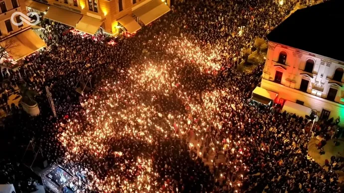 A tömeg a Magyar Péter elő közvetetítésének drónvideójában – Forrás: Magyar Péter Hivatalos / Youtube