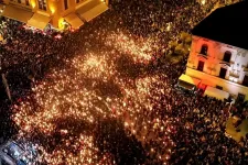 Magyar Péter hatalmas tömeg előtt hívta hajrába a szimpatizánsokat Pécsen