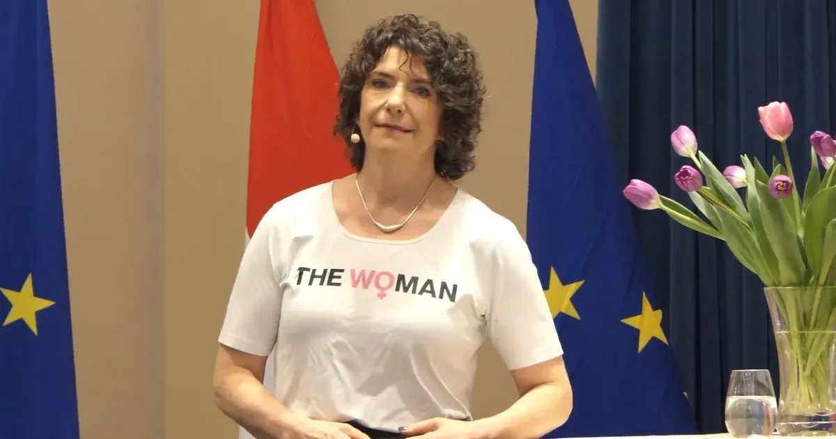 Dobrev Klára The Woman pólóval üzent Magyarnak a nőnapon