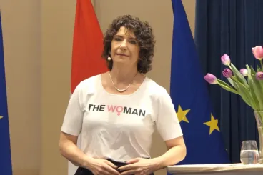 Dobrev Klára The Woman pólóval üzent Magyarnak a nőnapon