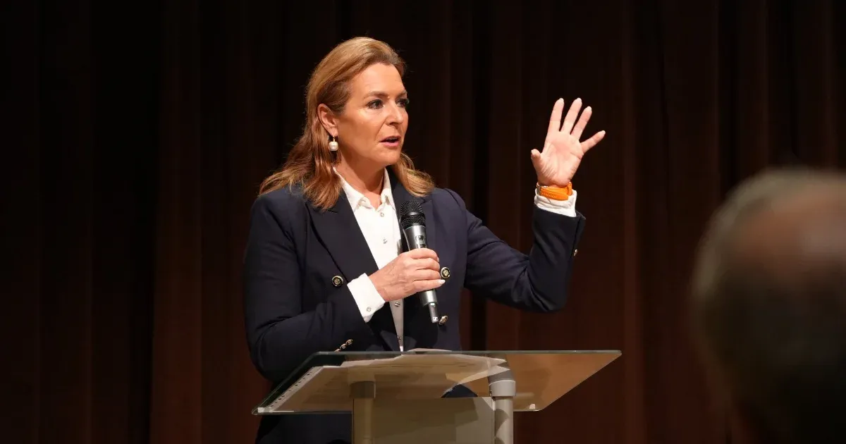 Fegyveresen elkövetett garázdaság miatt nyomoz a rendőrség azután, hogy Vitályos Eszter szerint Szentendrén gázpisztollyal rálőttek az egyik aktivistájukra