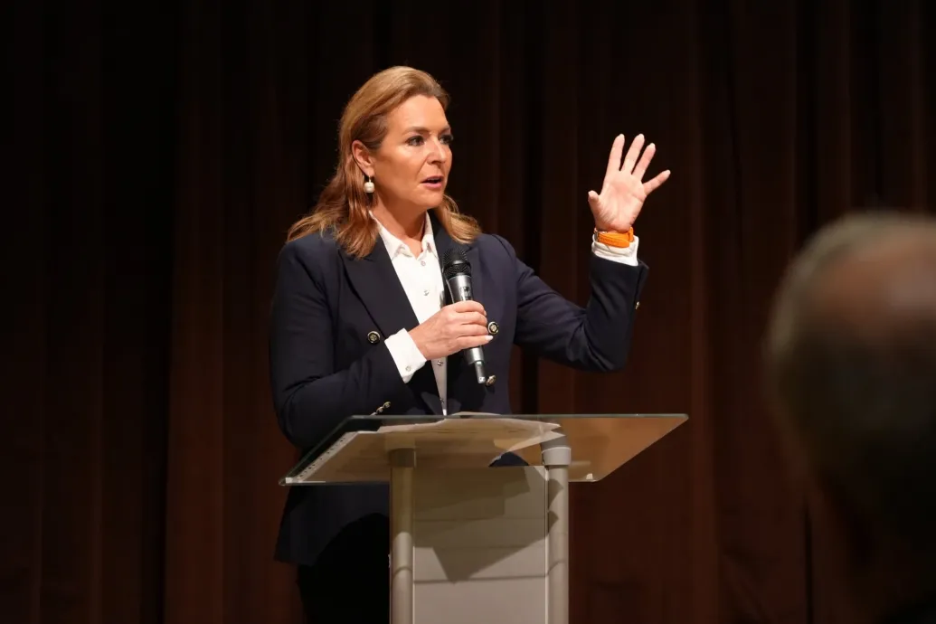 Fegyveresen elkövetett garázdaság miatt nyomoz a rendőrség azután, hogy Vitályos Eszter szerint Szentendrén gázpisztollyal rálőttek az egyik aktivistájukra