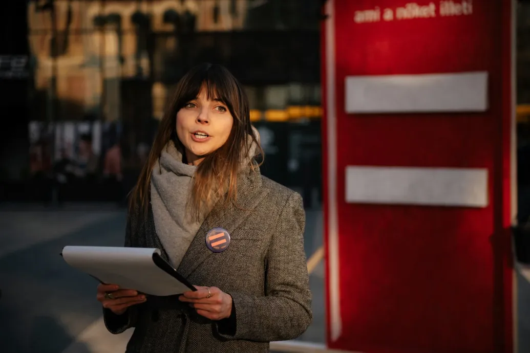 Hat önkormányzat és a Főpolgármesteri Hivatal vállalta, hogy közzéteszi a nemek közötti bérkülönbségekre vonatkozó adatait
