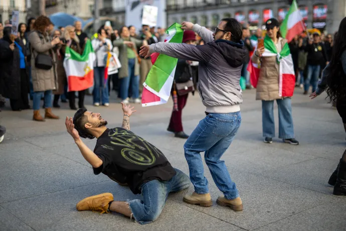 Madridban élő iráni emigránsok ünneplik az amerikai és izraeli akciókat – Fotó: David Canales / NurPhoto / AFP