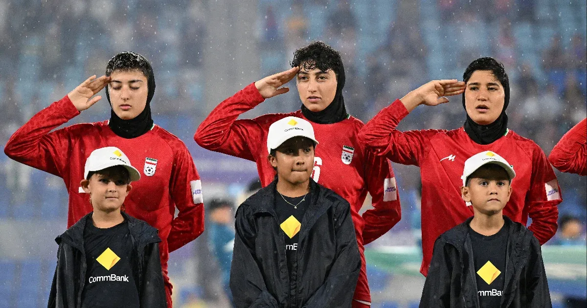 Árulónak nevezték Irán női focistáit, miután csendben maradtak a himnusz alatt, többen a biztonságuk miatt aggódnak