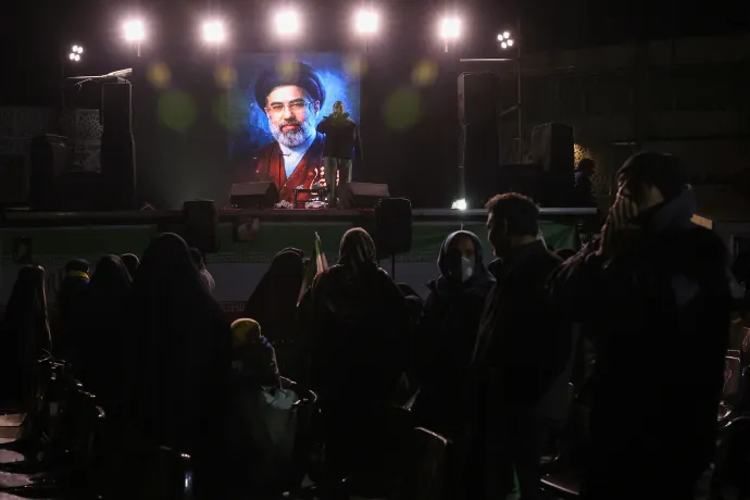 Modzstaba Hamenei képe előtt beszél egy felszólaló egy kormánypárti demonstráción Teheránban 2026. március 9-én – Fotó: Majid Asgaripour / WANA / Reuters