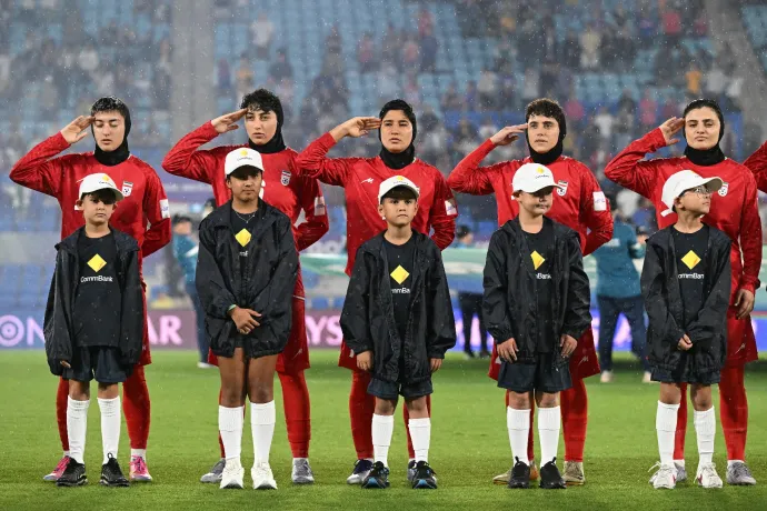 Árulónak nevezték Irán női focistáit, miután csendben maradtak a himnusz alatt, többen a biztonságuk miatt aggódnak