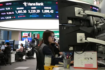 Eladási hullám söpör végig a tőzsdéken, miután kilőtt az olaj ára