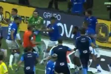 23 piros lapot osztottak ki a brazil állami futballbajnokság döntőjén kitört tömegverekedés után