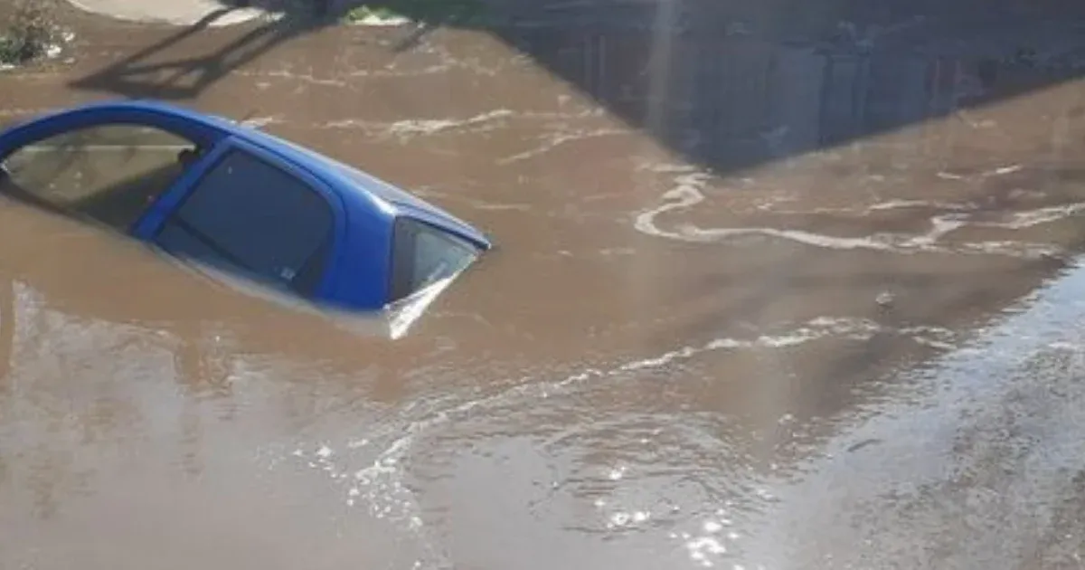 Beszakadt az úttest, elnyelt a víz egy autót a XVI. kerületben