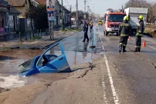 Beszakadt az úttest, elnyelt a víz egy autót a XVI. kerületben