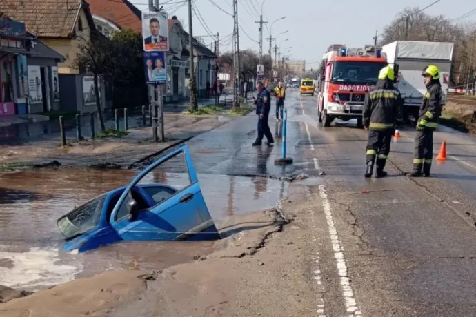 Beszakadt az úttest, elnyelt a víz egy autót a XVI. kerületben