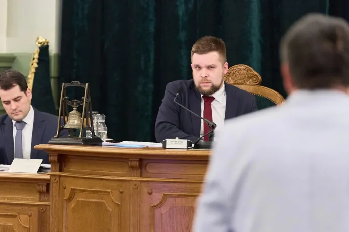 A Fidesz fegyelmi eljárással és megrovással vágott vissza Győr ellenzéki polgármesterének