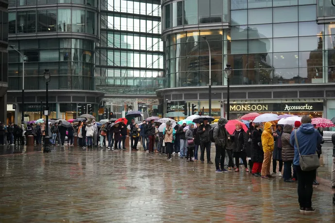 Magyarok állnak sorban a londoni követség előtt, hogy leadják szavazatukat, 2018. április 8-án – Fotó: Christopher Furlong / Getty Images
