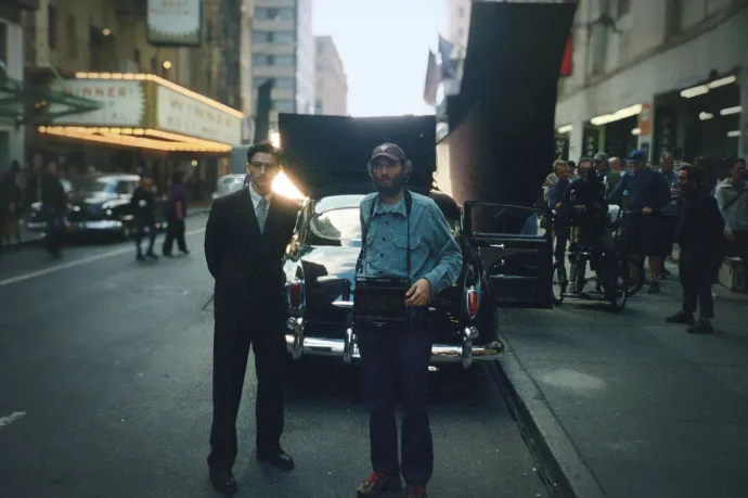 Timothée Chalamet és Josh Safdie rendező a Marty Supreme forgatásán – Fotó: A24 