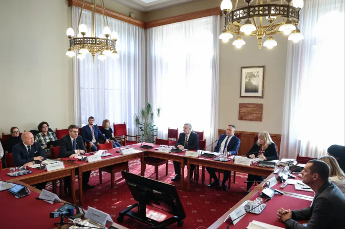 Admission to National Security Committee that warning about Russians received, but they're not in country