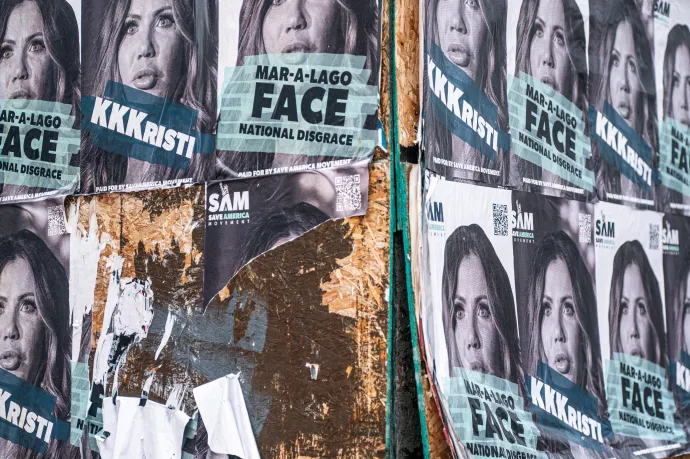 Noem-ellenes plakátok Washingtonban, 2026. március 8-án – Fotó: Nathan Howard / Reuters